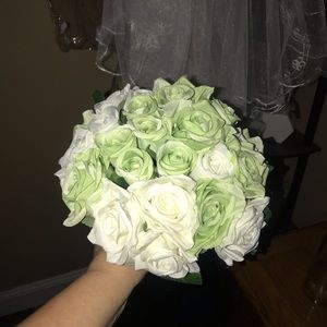 NWT Beautiful handcrafted bridal bouquet 💐